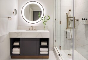 Articles de toilette griffés, séchoir à cheveux, peignoirs, pantoufles