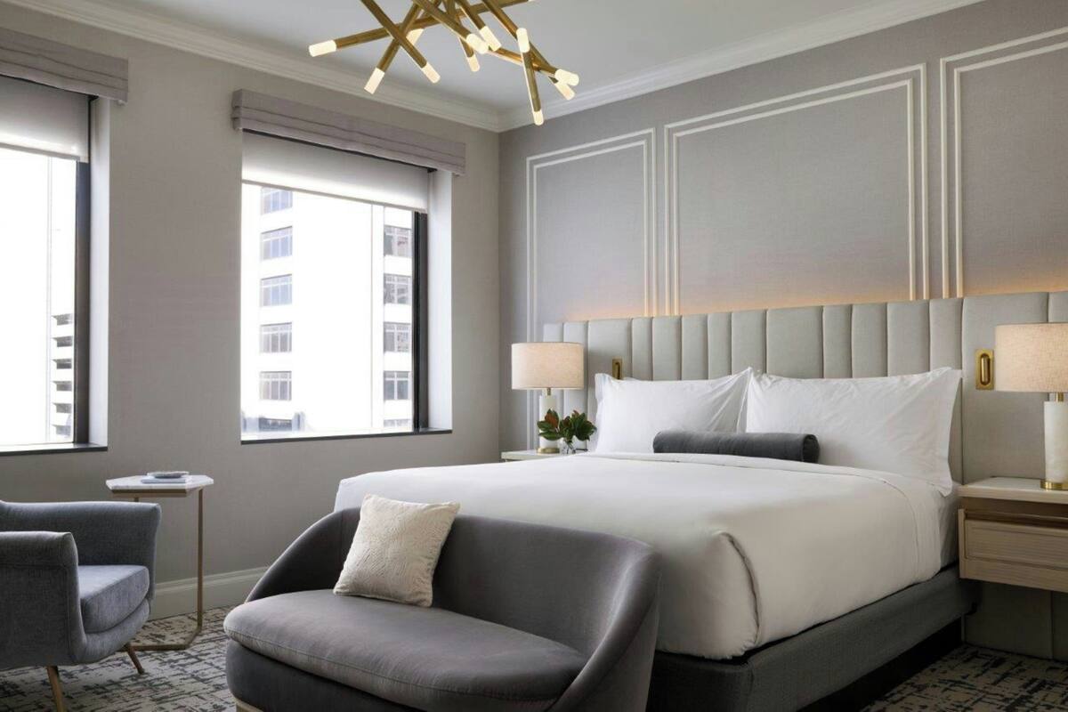 Premium Room, 1 King Bed | Hypo-allergenic bedding available, minibar, in-room safe, desk