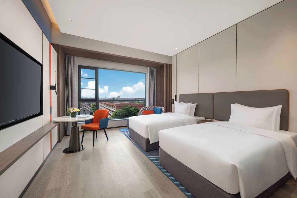 2 Double Standard City View | Down comforters, blackout drapes, soundproofing, WiFi (free)