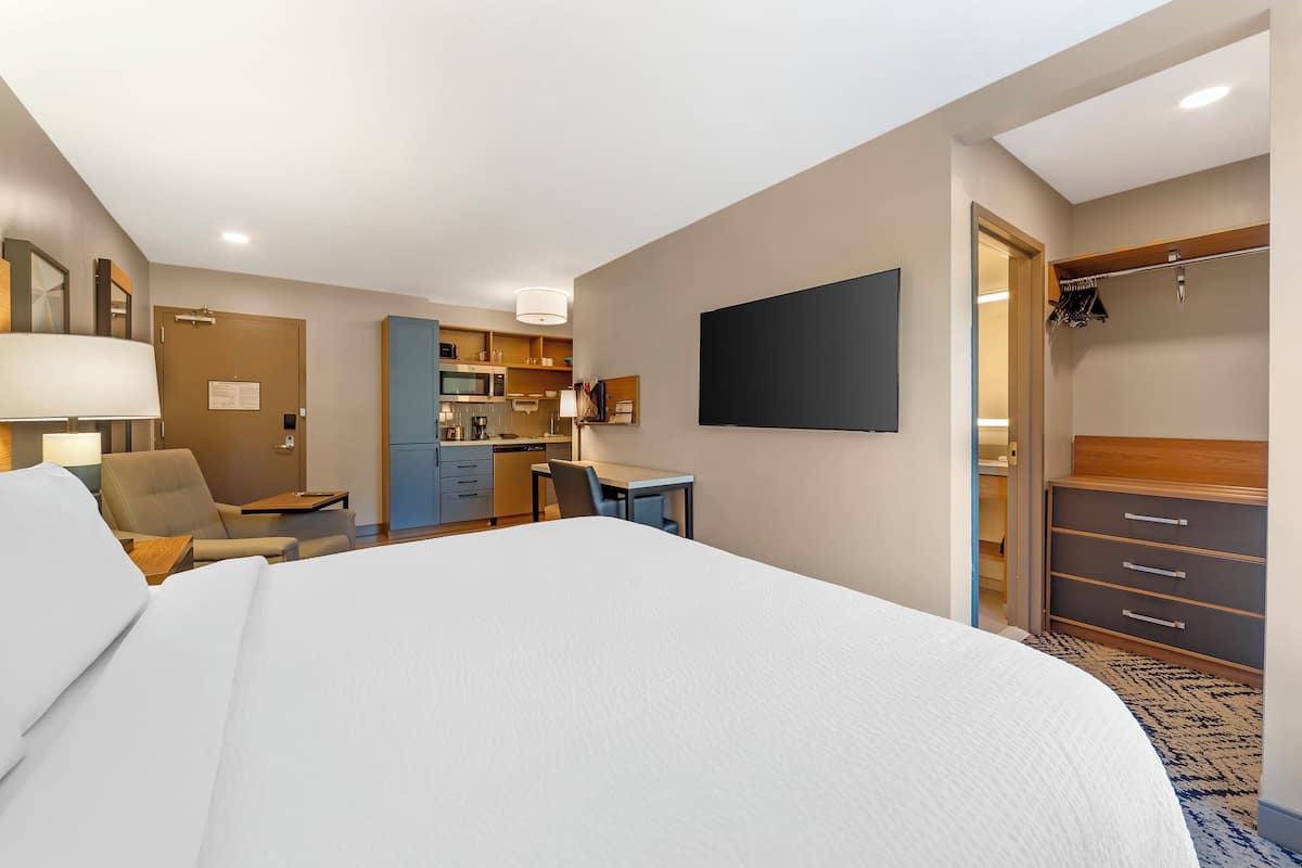 Studio Suite, 1 King Bed | Free WiFi