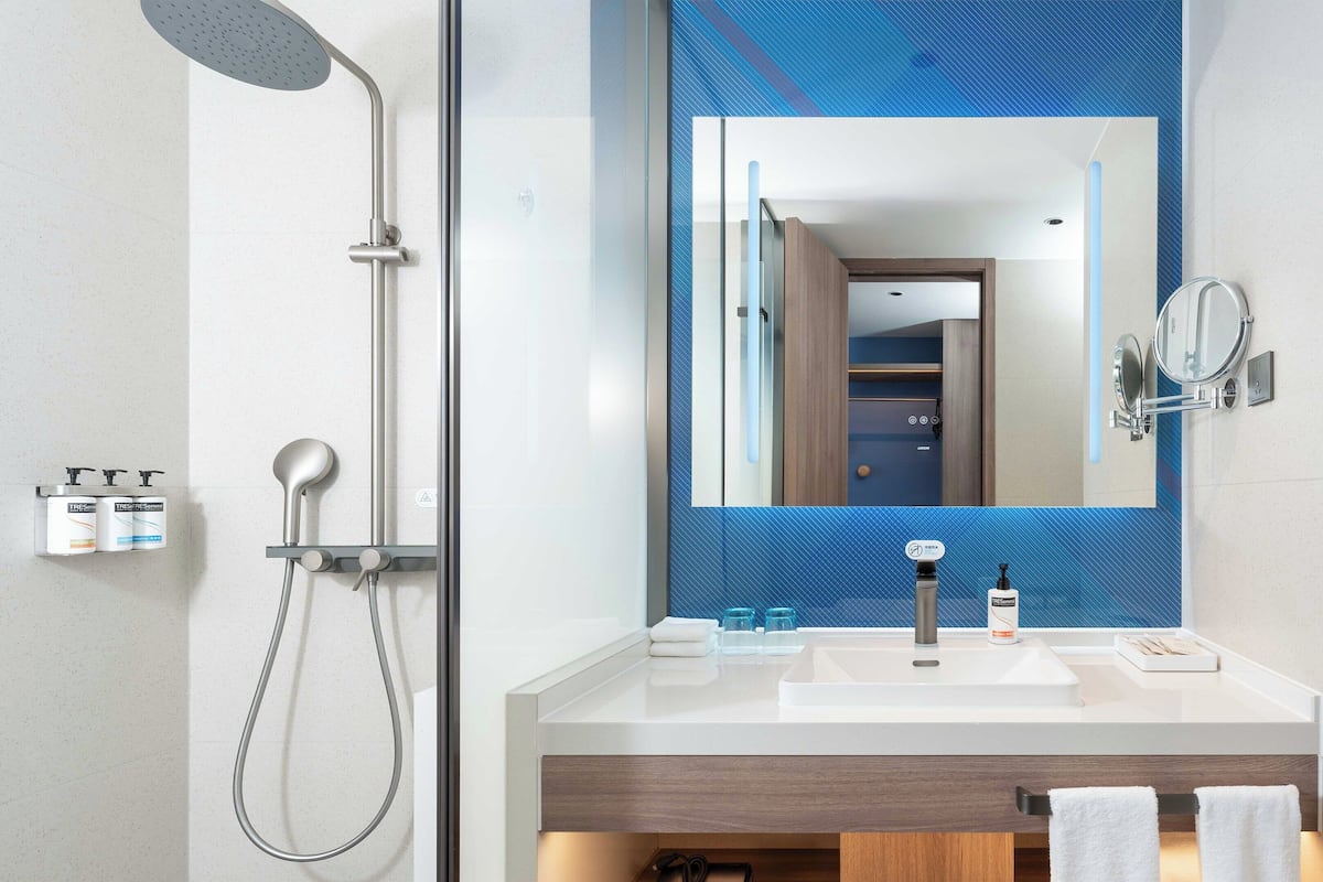 Suite, 1 habitación | Baño | Ducha, artículos de higiene personal gratuitos y secador de pelo