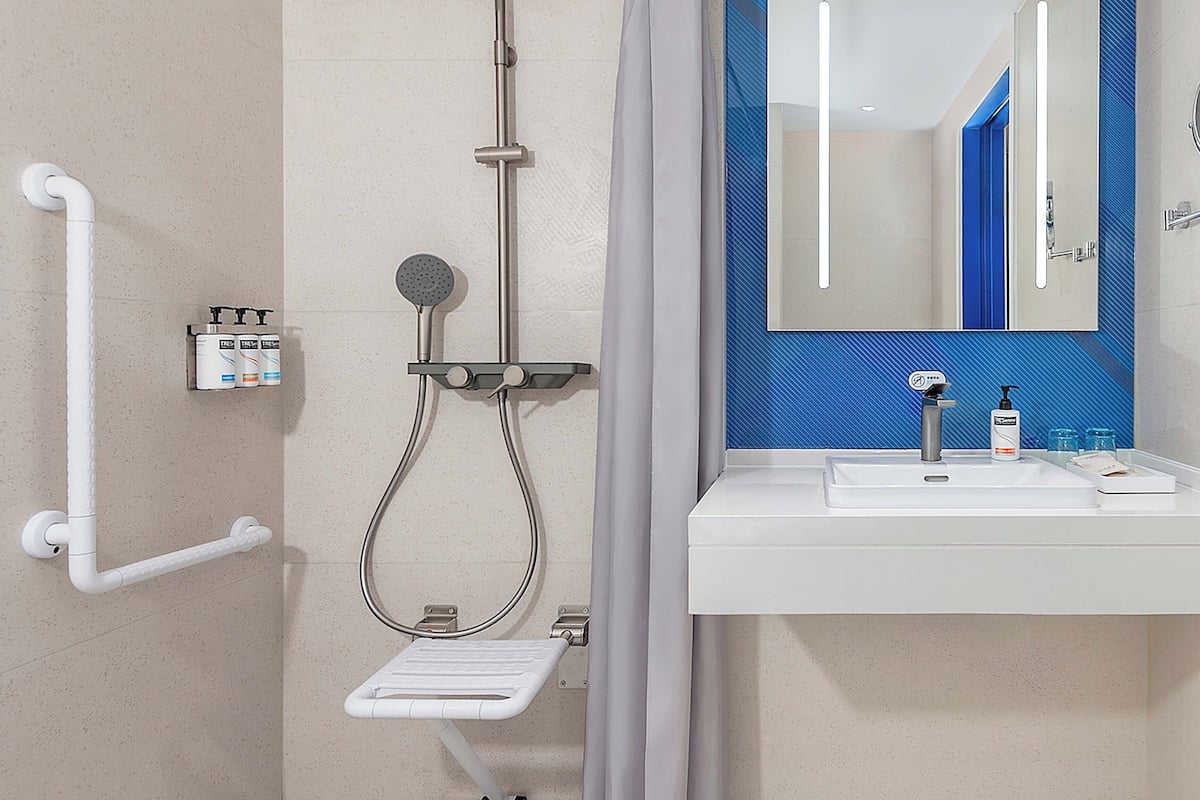 Standard Room, 1 King Bed, Accessible | Bathroom | Shower, free toiletries, hair dryer, slippers