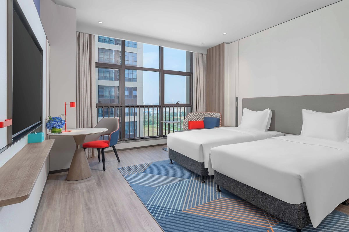 1 bedroom, down comforters, desk, blackout drapes