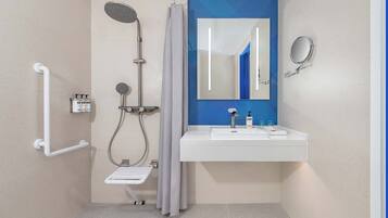 Un baño moderno con ducha, inodoro y lavamanos.