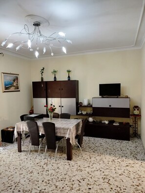 Dining - Pinewood Central House (Castellana Grotte)