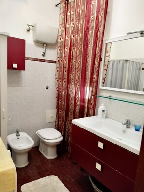 Doccia, asciugacapelli, bidet, asciugamani