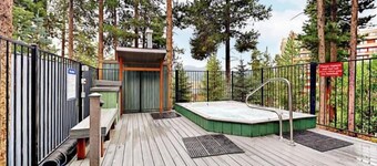 Renovated 2 Bedroom Condo Next to Snowflake Lift - Walk to Lifts and Town!