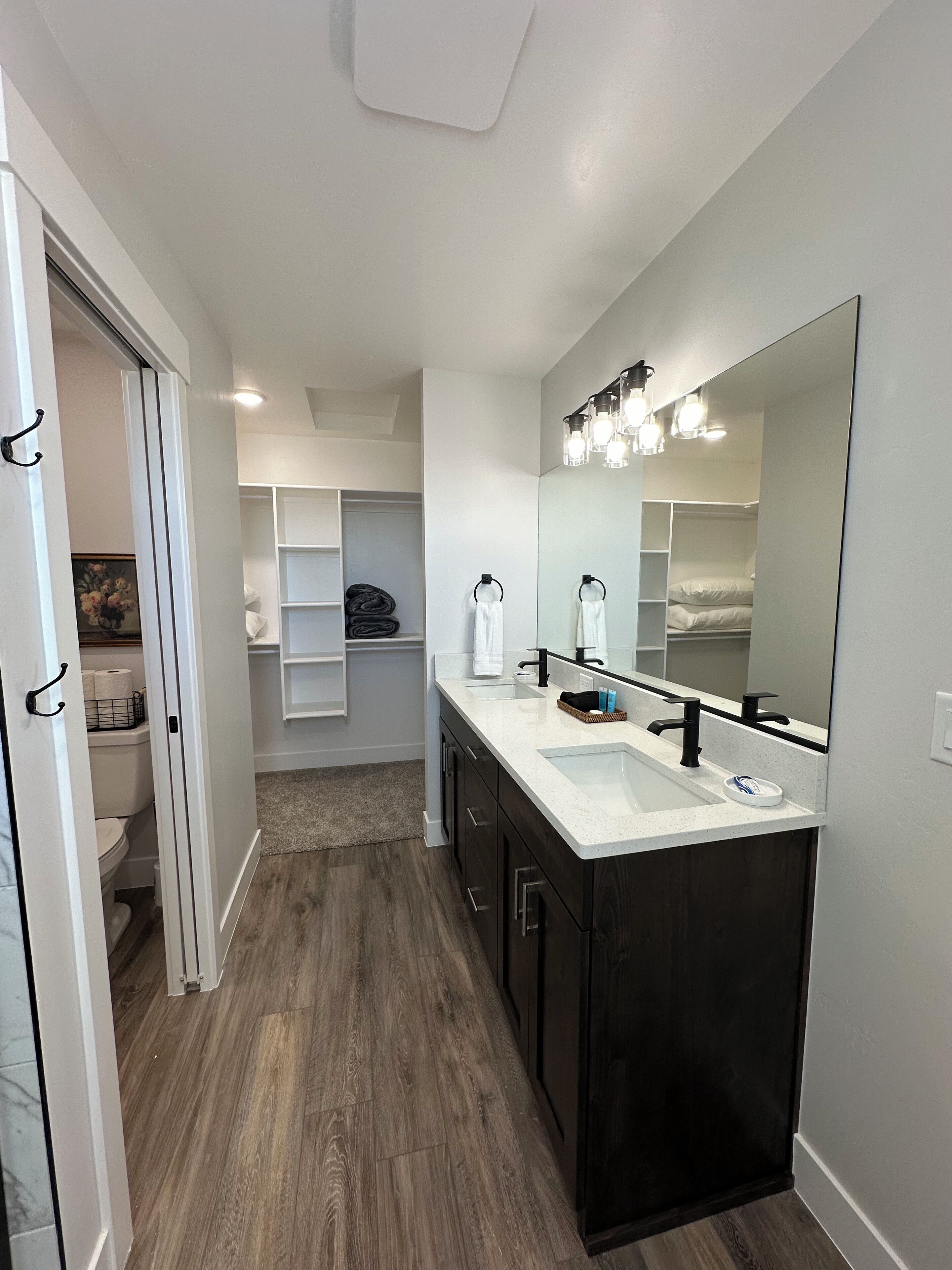 Dusj, hårføner, håndklær og såpe