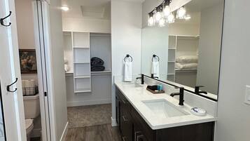 Dusj, hårføner, håndklær og såpe