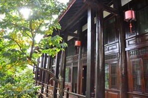 Un edificio de madera tradicional con varias ventanas y un balcón.