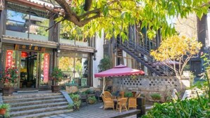 A traditional building with a staircase, outdoor seating area, and potted plants. - Youtang Cloud Station CourtyardZen-style Inn (Lijiang Shuhe Ancient Town Branch) (Lijiang)