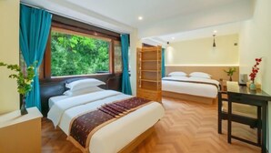A hotel room with two beds, a desk, and a view of greenery outside. - Youtang Cloud Station CourtyardZen-style Inn (Lijiang Shuhe Ancient Town Branch) (Lijiang)