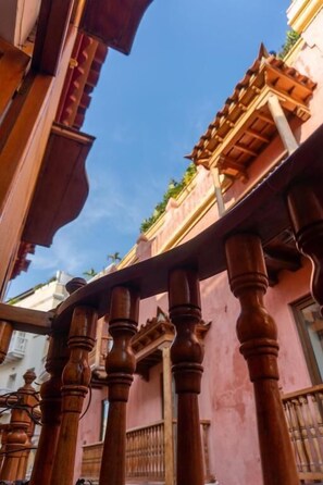 Junior-Suite, Balkon, Stadtblick | Unterkunftsgelände