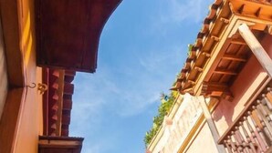 A narrow street with traditional architecture, balconies, and a clear sky. - Candilejo Hotel Boutique (Cartagena)