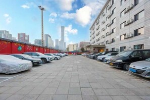 Free self parking - Piaohome Chain Hotel (Beijing Guomao Dawang Road Subway Station Store) (Beijing)