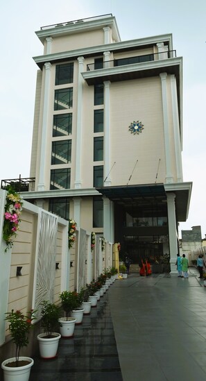 Un immeuble à plusieurs étages, doté d’une façade symétrique, de grandes fenêtres et d’une entrée centrale.