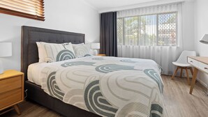A modern hotel room with a large bed, a desk, and a chair. - Unit 46 - Resort Living, Luxury getaway, Close 2 Noosa River (Noosaville)