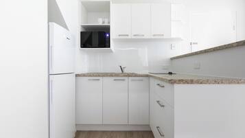 Frigorifero, microonde, piano cottura, lavastoviglie