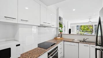 Frigorífico, microondas, horno y placa de cocina