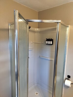 Een douche, een haardroger, handdoeken, zeep