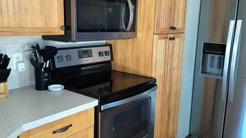 Refrigerador, microondas, horno y parrilla de estufa