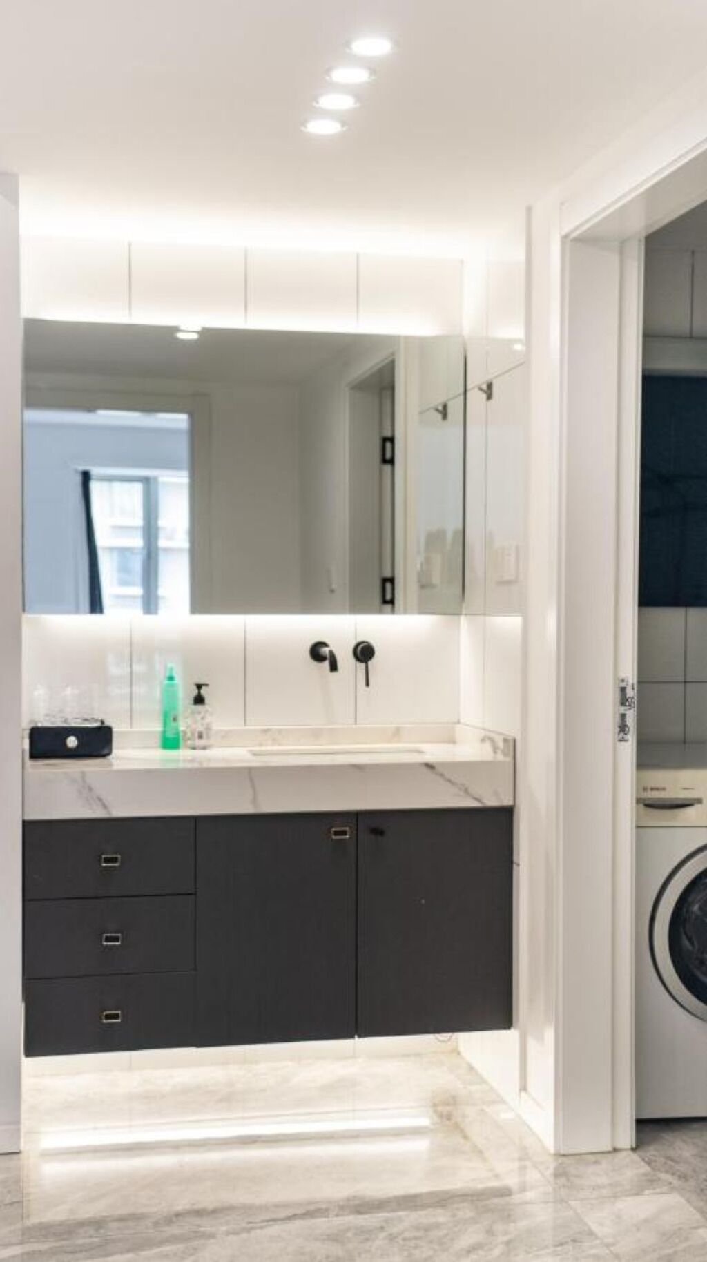 Een douche, handdoeken, zeep, shampoo