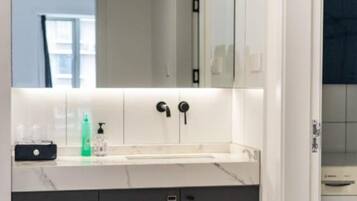 Een douche, handdoeken, zeep, shampoo
