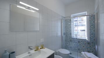 Doccia, asciugacapelli, bidet, asciugamani