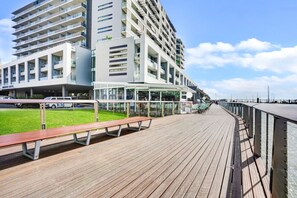 Property grounds - 1007 Harbour- Luxury Harbour Lights Apartment | Marina Views | Pool & Gym (Cairns City)