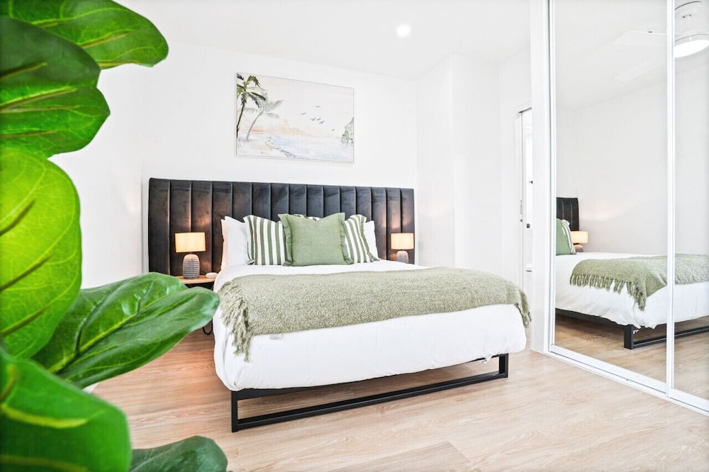 Luxury Apartments With Marina View Of City photo