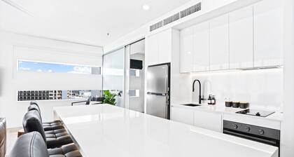 1007 Harbour- Luxury Harbour Lights Apartment | Marina Views | Pool & Gym