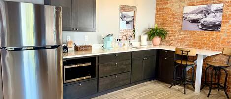 Refrigerador con freezer, microondas, cafetera/tetera, hielera