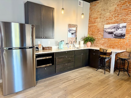 Refrigerador con freezer, microondas, cafetera/tetera, hielera