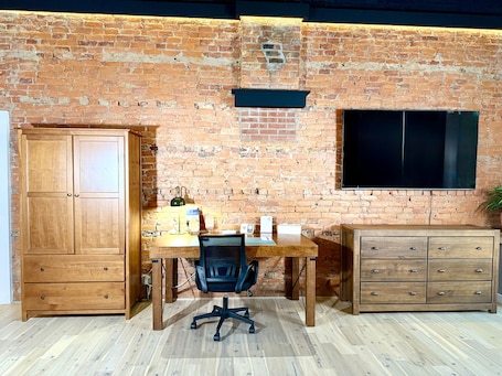 Luxury Studio Suite | Down comforters, memory foam beds, desk, laptop workspace