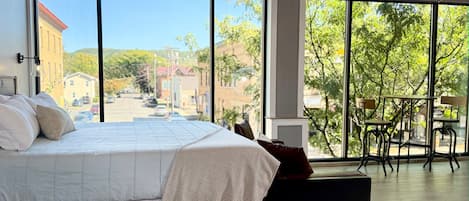 Lyxig studiosvit - utsikt mot staden | Duntäcken, memory foam-madrasser, skrivbord och arbetsyta för laptop