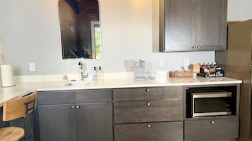 Luxe studio suite | Privékeuken | Een koelkast met diepvriezer, een microgolfoven