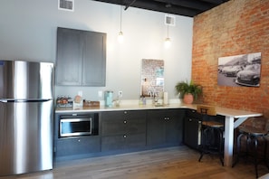Habitación de lujo | Cocina privada | Refrigerador con congelador, microondas y cafetera y tetera