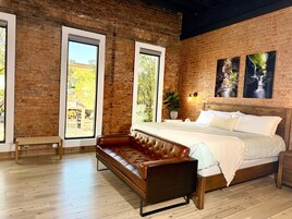 Suite estudio de lujo | Edredones de plumas, colchones viscoelásticos, escritorio