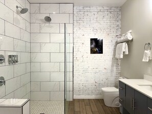 Estudi en suite de luxe | Bany | Banyera i dutxa independents, assecador de cabells, tovalloles i sabó 