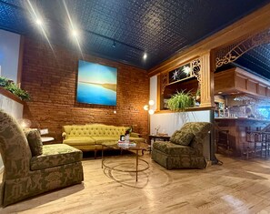 Cocktail bar - The Benjamin Hotel (Watkins Glen)