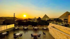 تناول  الطعام بالخارج