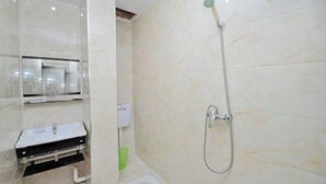 A bathroom with a shower, a sink, and a toilet. - Fengyang Xiangyang Hotel (Fengyang)