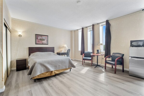 Habitación doble Deluxe | Escritorio, tabla de planchar con plancha y wifi gratis 