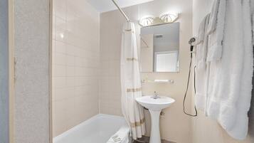 Basic Double Room | Bathroom | Hair dryer, towels, soap, shampoo