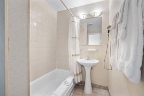 Basic Δίκλινο Δωμάτιο (Double) | Μπάνιο | Πιστολάκι μαλλιών, πετσέτες, Σαπούνι, Σαμπουάν