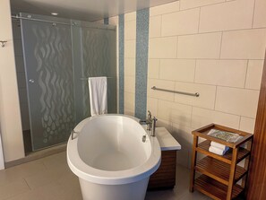 Baignoire Ă jets, sĂšche-cheveux, serviettes fournies, savon