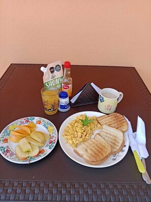 Daily full breakfast (COP 25000 per person)