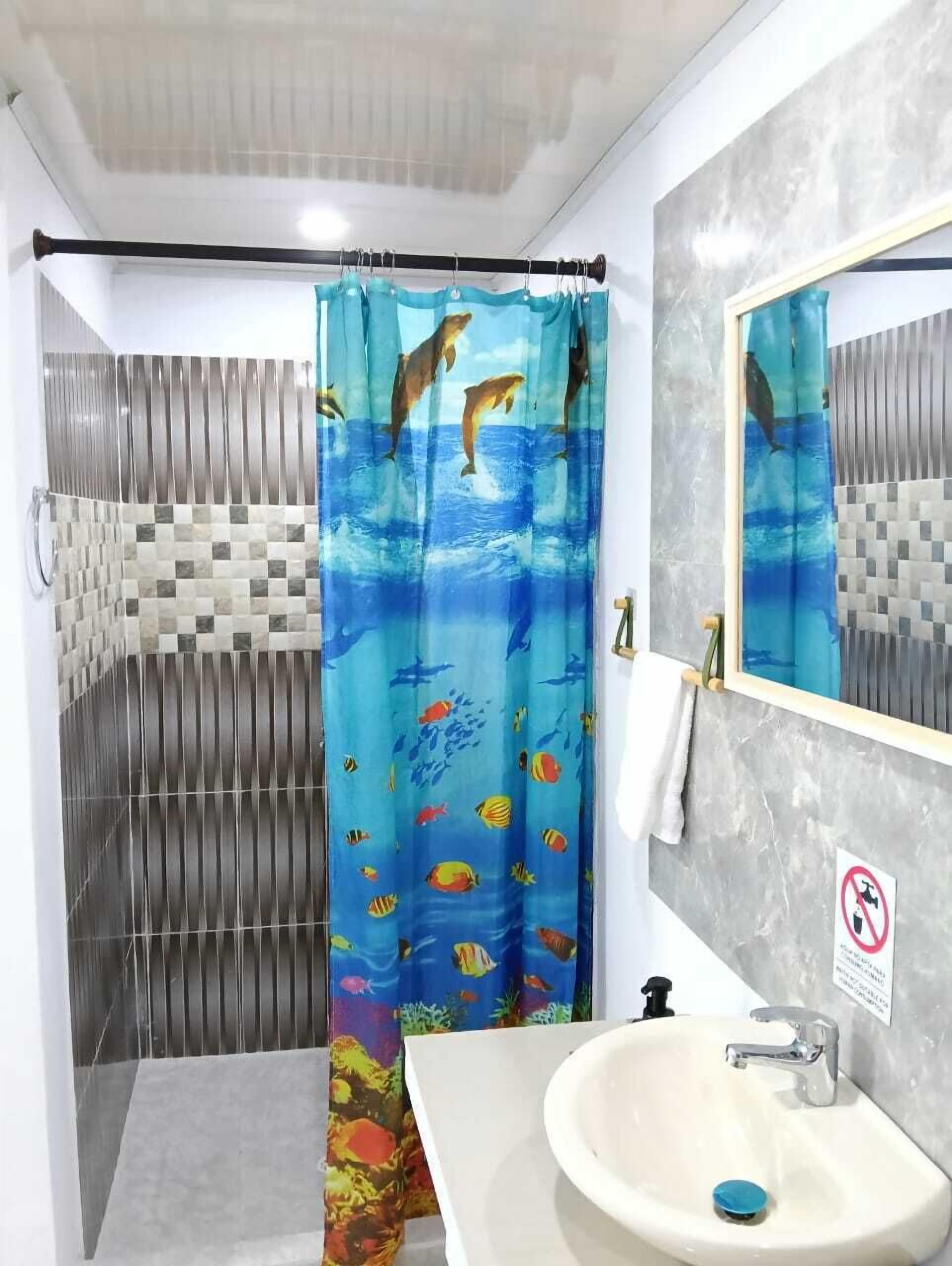 Family Triple Room | Bathroom | Towels, soap, toilet paper