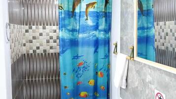 Family Triple Room | Bathroom | Towels, soap, toilet paper