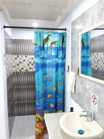 Habitación triple familiar | Baño | Toallas, jabón y papel higiénico